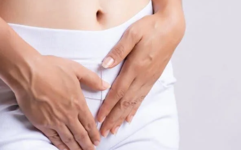 아랫배에-손을-올린-여성