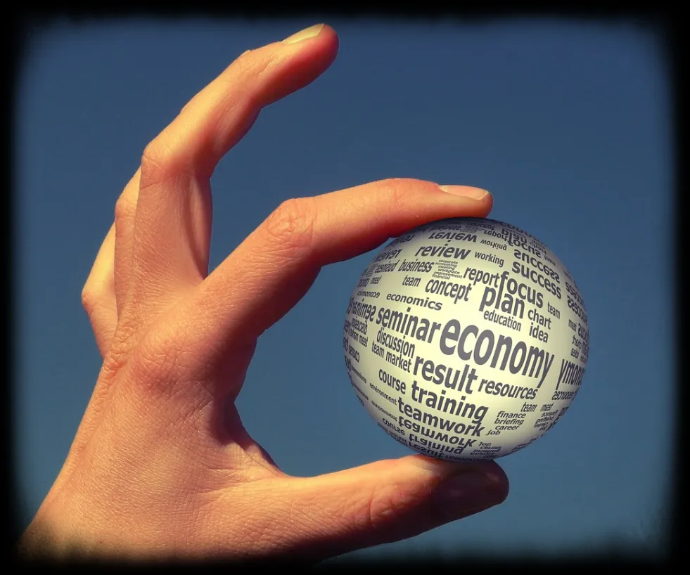 경제-관련-단어가-적힌-작은-공