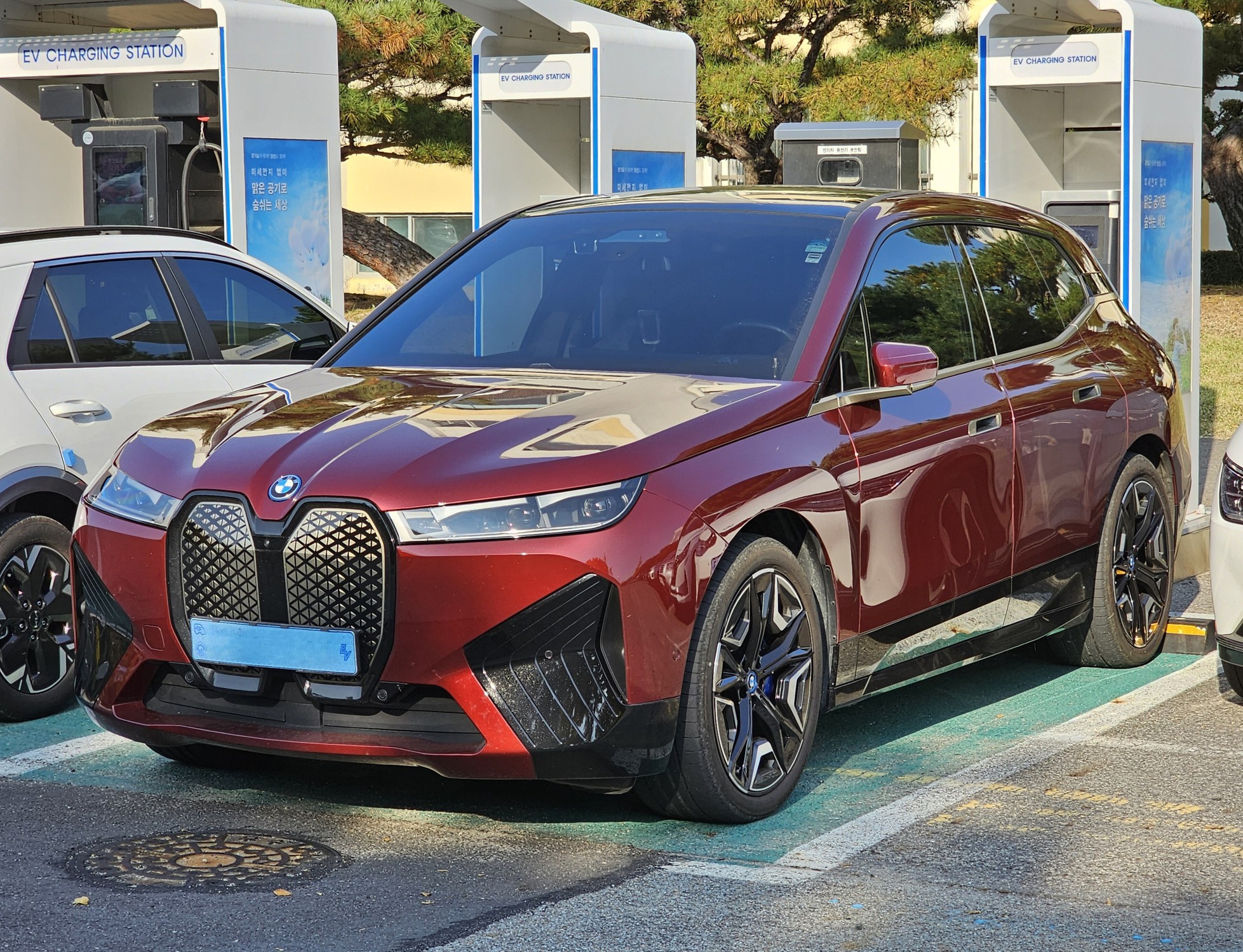 빨간색 부분변경 전 BMW iX xDrive40 전측면, 충전소 앞