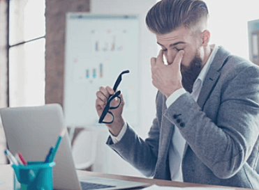 손으로-눈을-만지는-남자