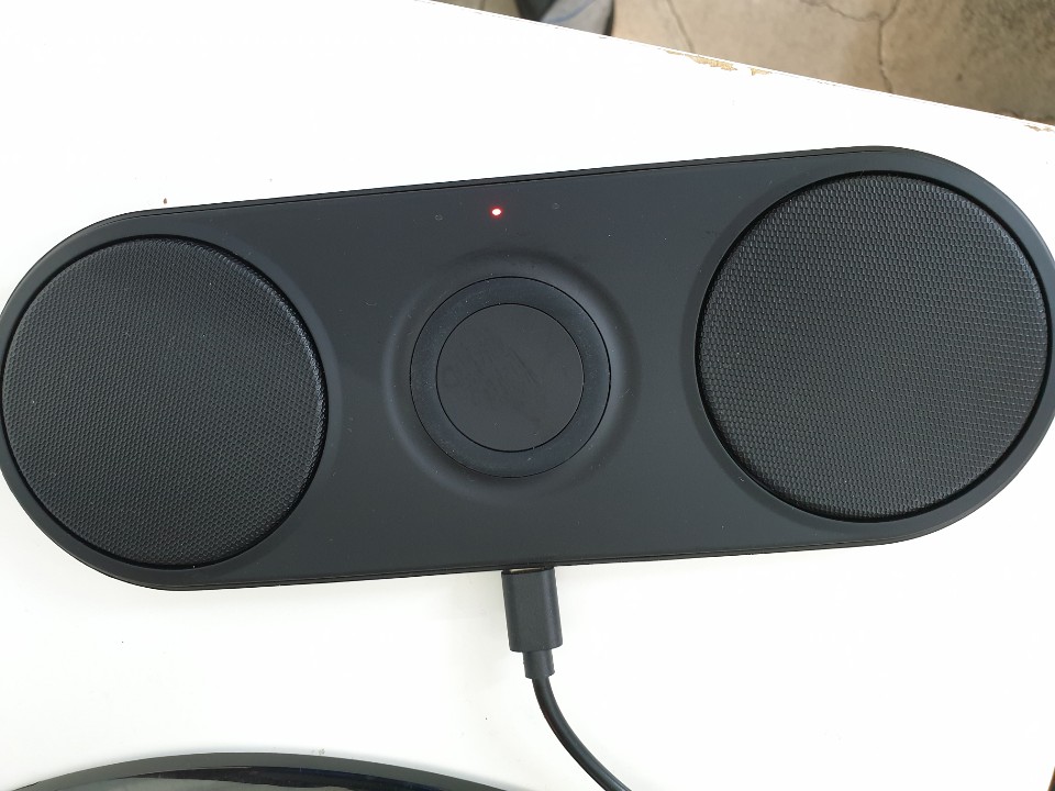 전원이 연결된 CAROTA 3-in-1 무선 충전패드