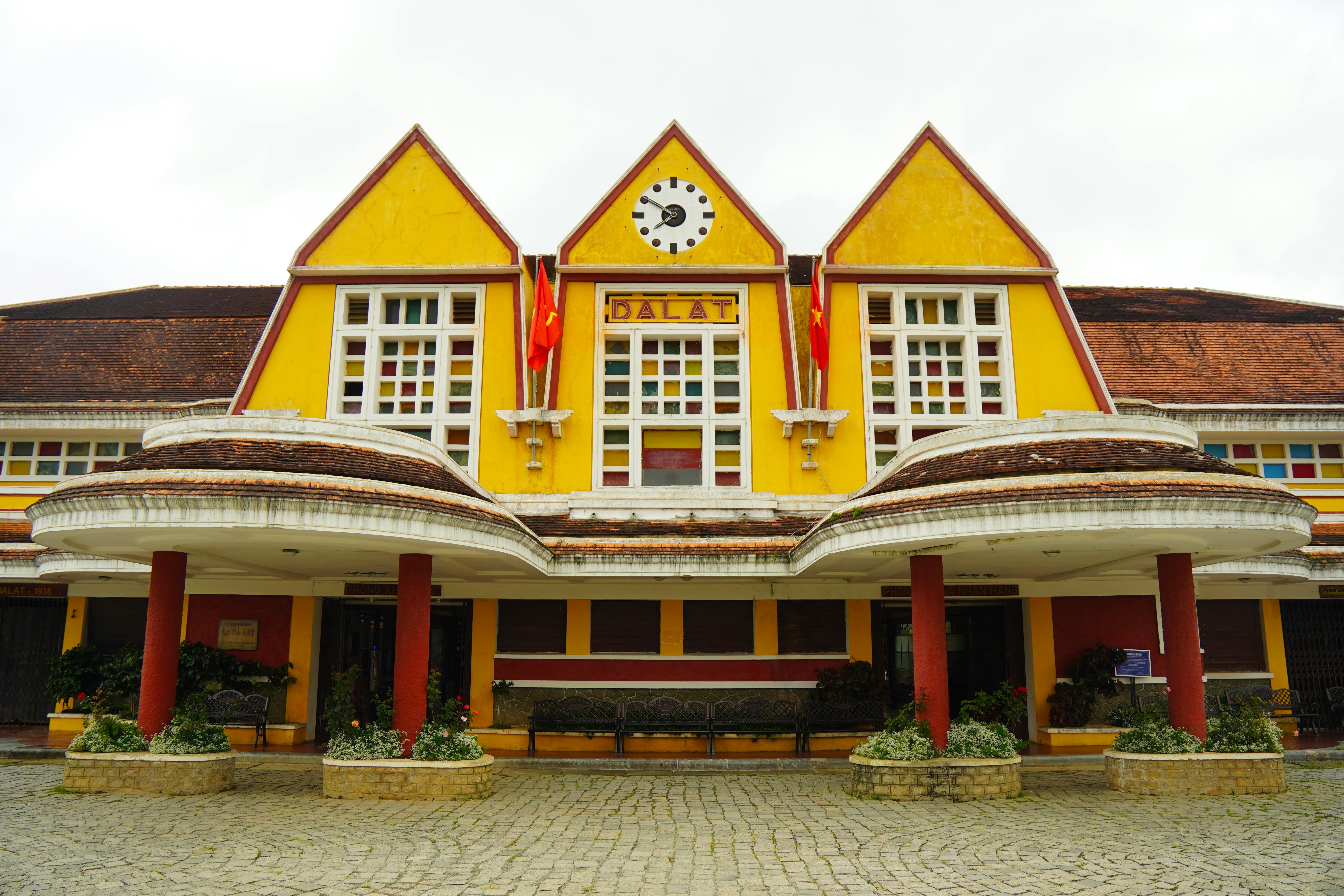 시니어 부부 해외여행 베트남 달랏 달랏역 건물