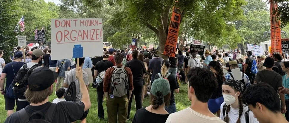 각종 피켓과 성조기를 들고 평화 시위를 하고 있는 시위대