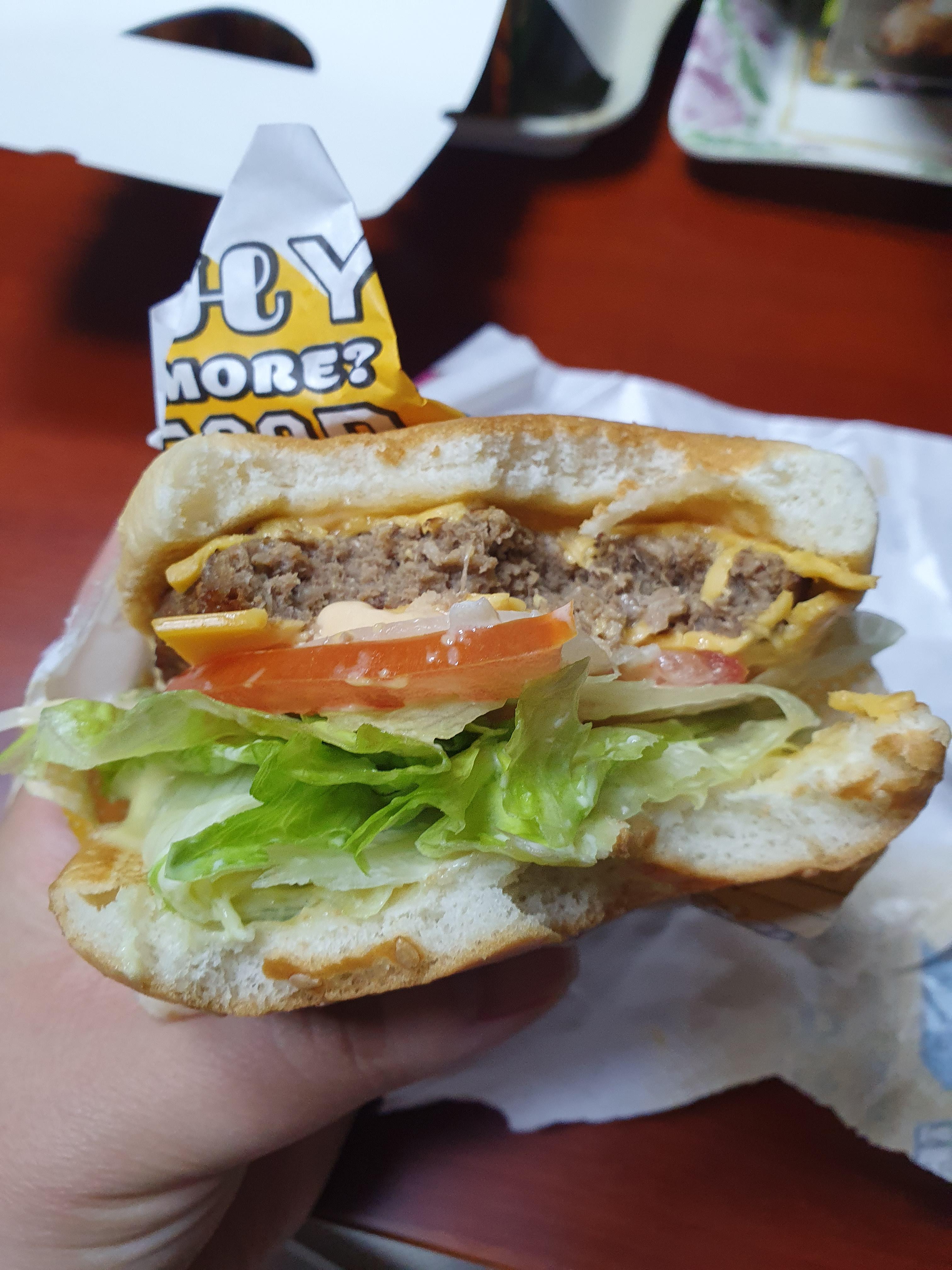 토마토 치즈, 소스, 고기패티등 충실하게 들어가 있어서, 씹는맛이 좋다.