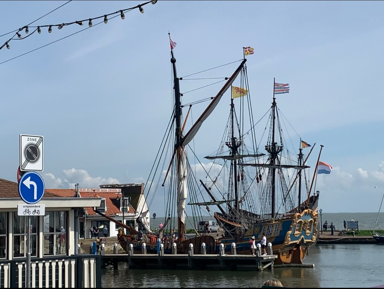 볼렌담 바다에 떠있는 해적선모습의 배