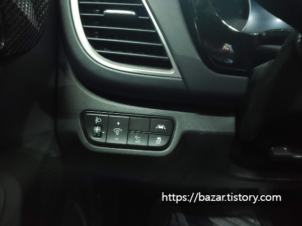 셀토스 운전대 왼쪽에 있는 다양한 기능 버튼 모습