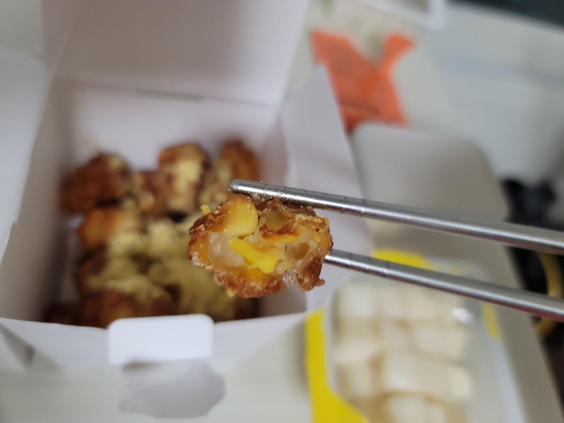 교촌치킨 옥수수볼 튀김 단면