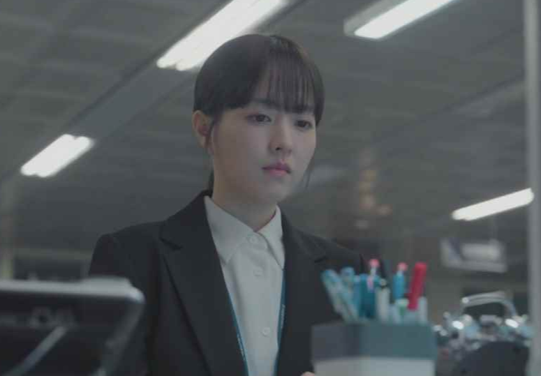 미래가 회사의 자신의 자리에 앉아 있는 스틸컷