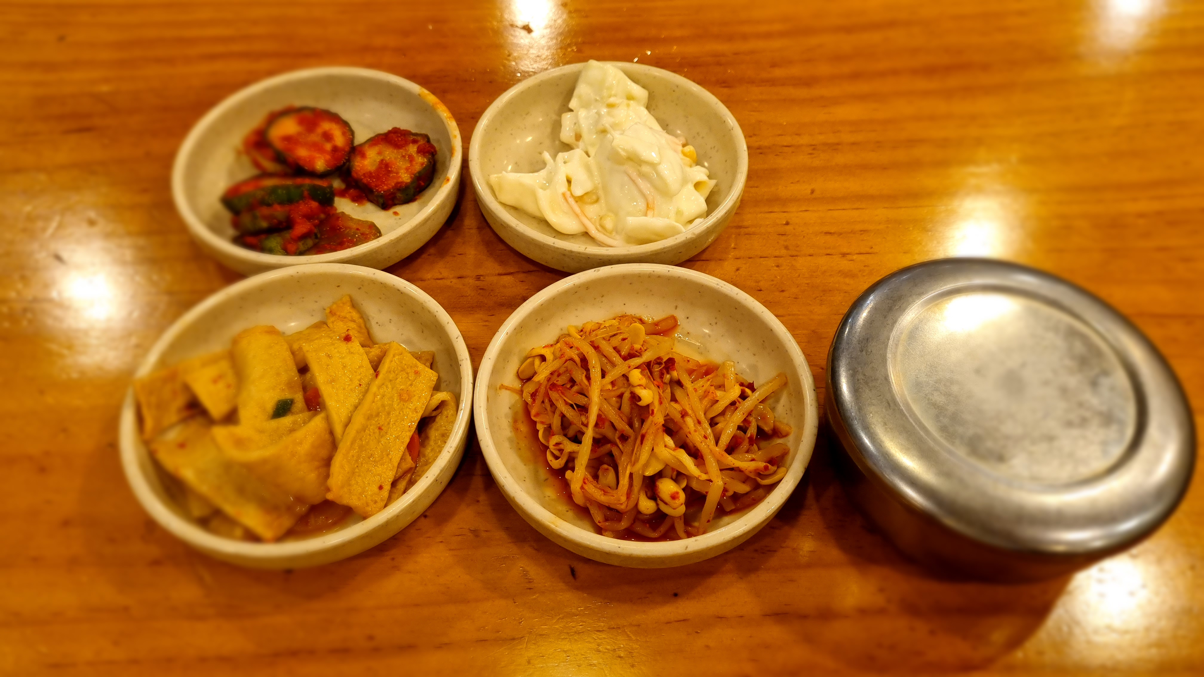 큰남비집-기본반찬-사진