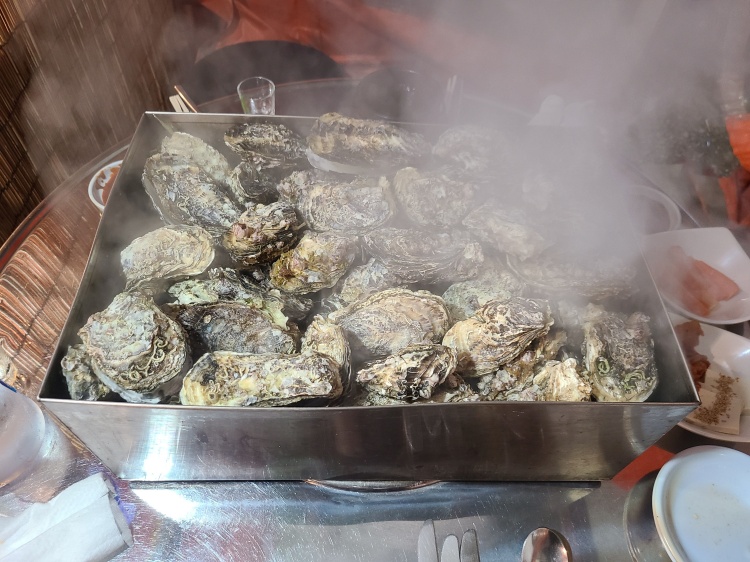 조개 마당 대표메뉴일 석화찜. 작은 사이즈임에도 양이 어마어마하다. 3명이서 배부르게 먹을 수 있다.