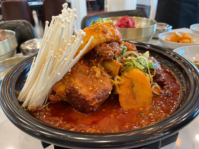 경주 보문단지 근처 맛집 벚꽃여행 현지인 추천 블루판다 보문갈비 가마솥양푼이밥상 보문뜰 우마왕 전통맷돌순두부 경주고기 낙지마실 조돌칼국수 갈치조림구이 토박이식당