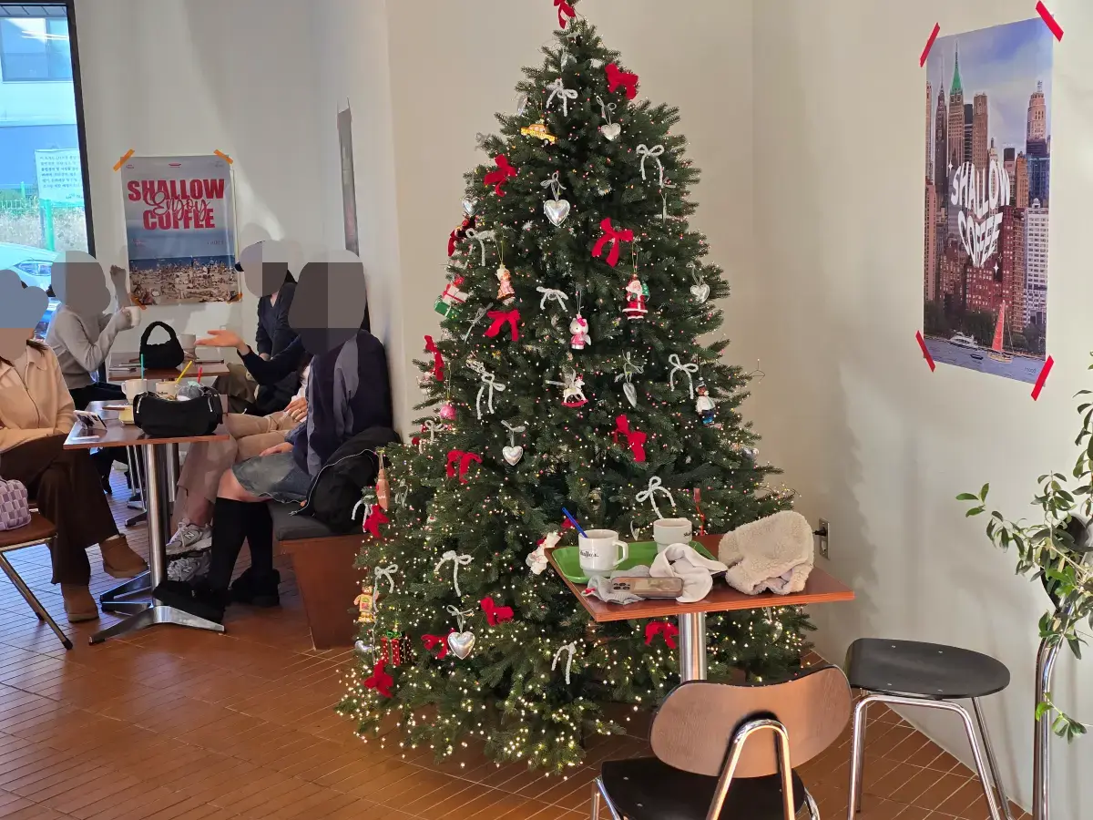 카페에 놓인 크리스마스트리