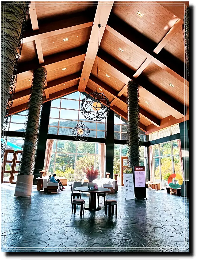곤지암리조트_프론트데스크-나무천장-창가옆쇼파-유리벽면