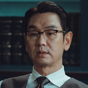 윤건형 (김태우)