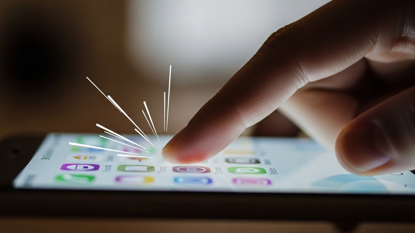 스마트폰 화면을 빠르게 터치하며 새로고침하는 모습