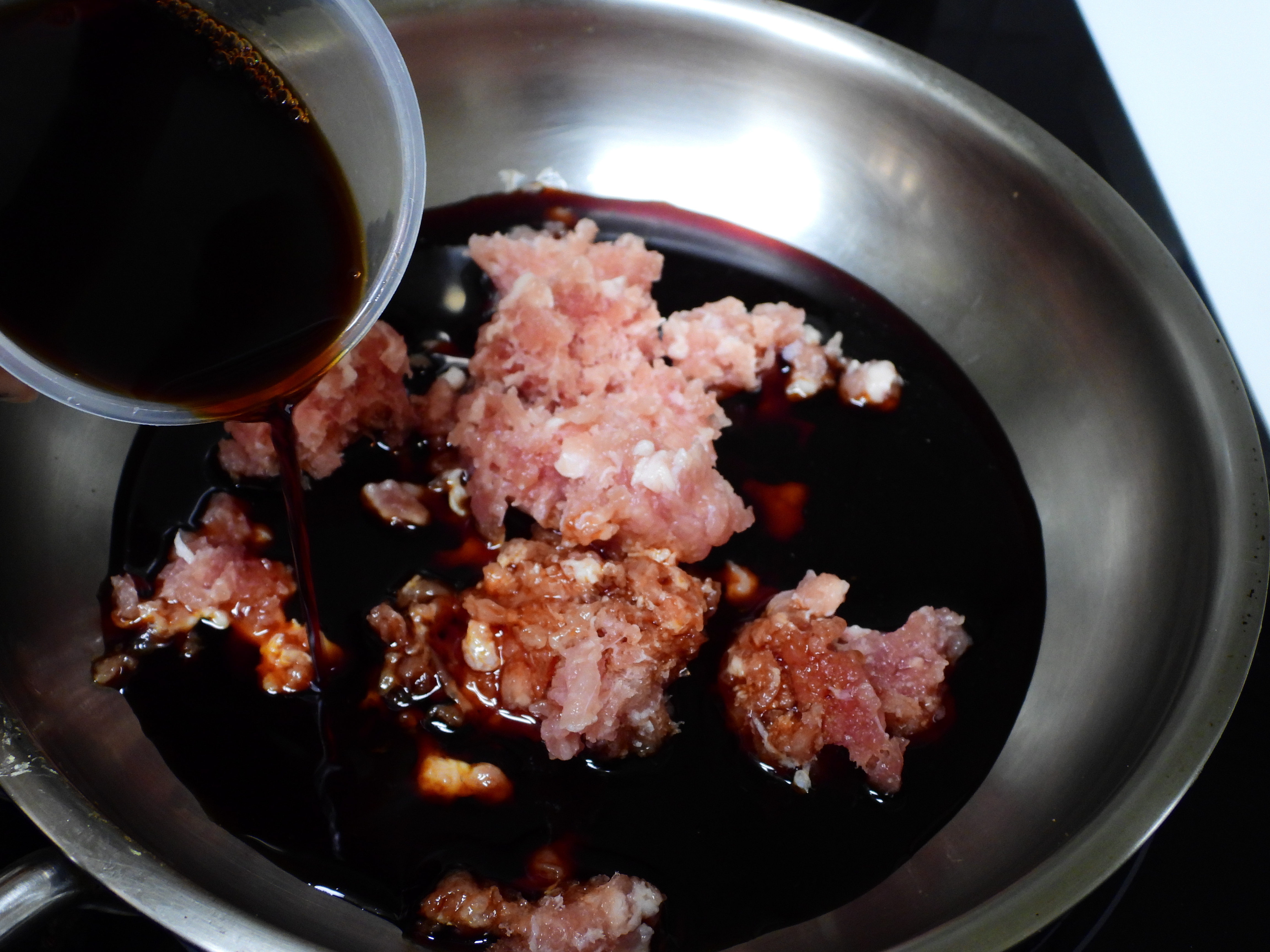 팬에 간장과 돼지고기 다짐육 넣기