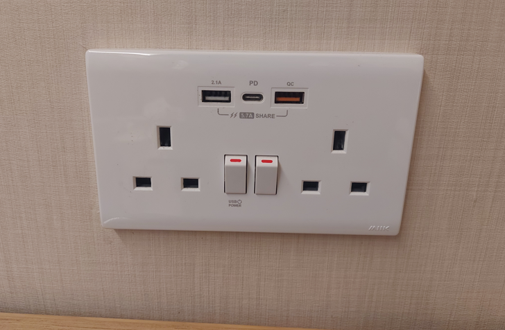 객실 내 충전 콘센트
