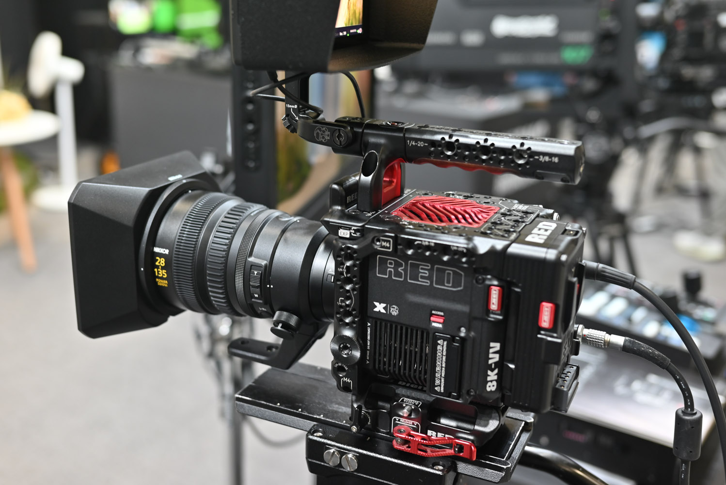 2025 코바에서 본 니콘 부스의 레드 카메라와 MRMC