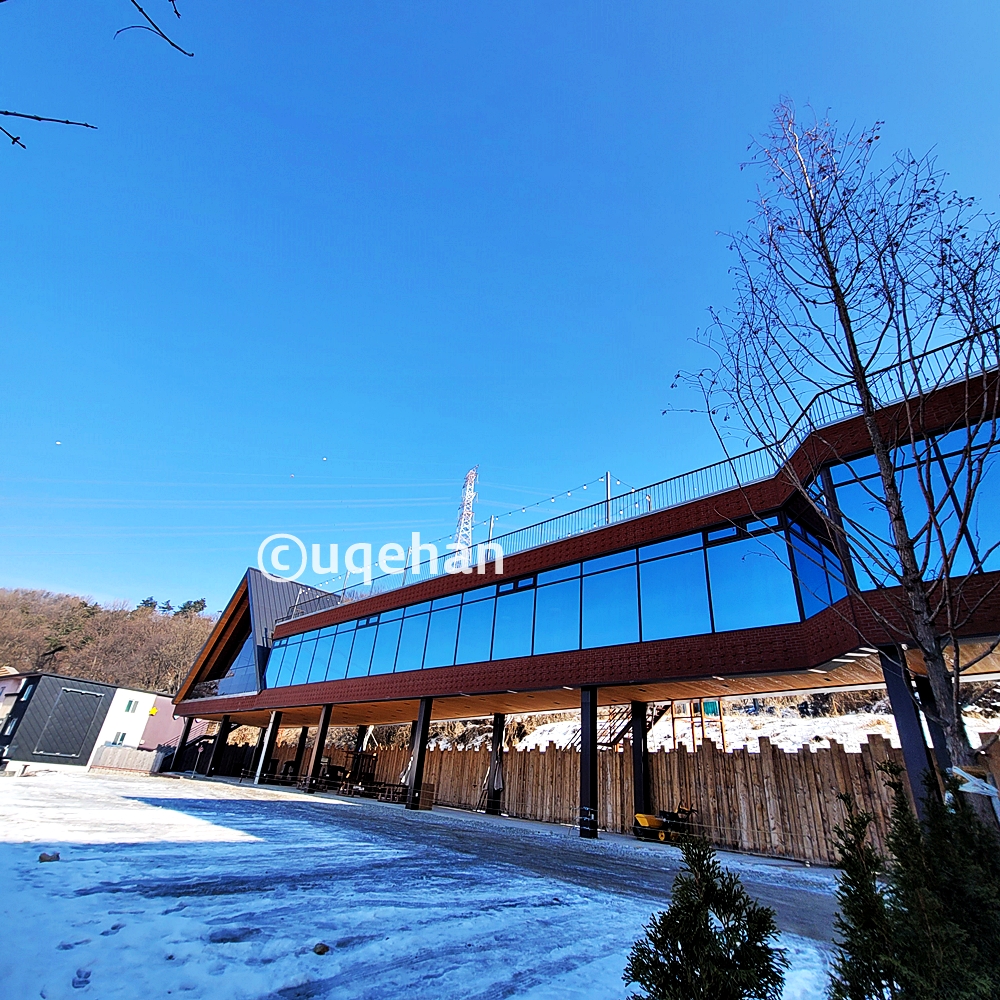 양주 대형 카페 럿지의 건물로 본 건물 좌측으로 연결되어 있는 건물이 또 있다.