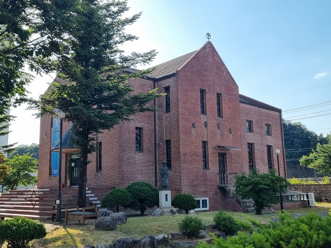 군종교구 화랑성당 사진입니다. 잘 보이지 않겠지만 화랑성당 주보성인 성 김대건 안드레아 사제 동상이 서 있습니다.