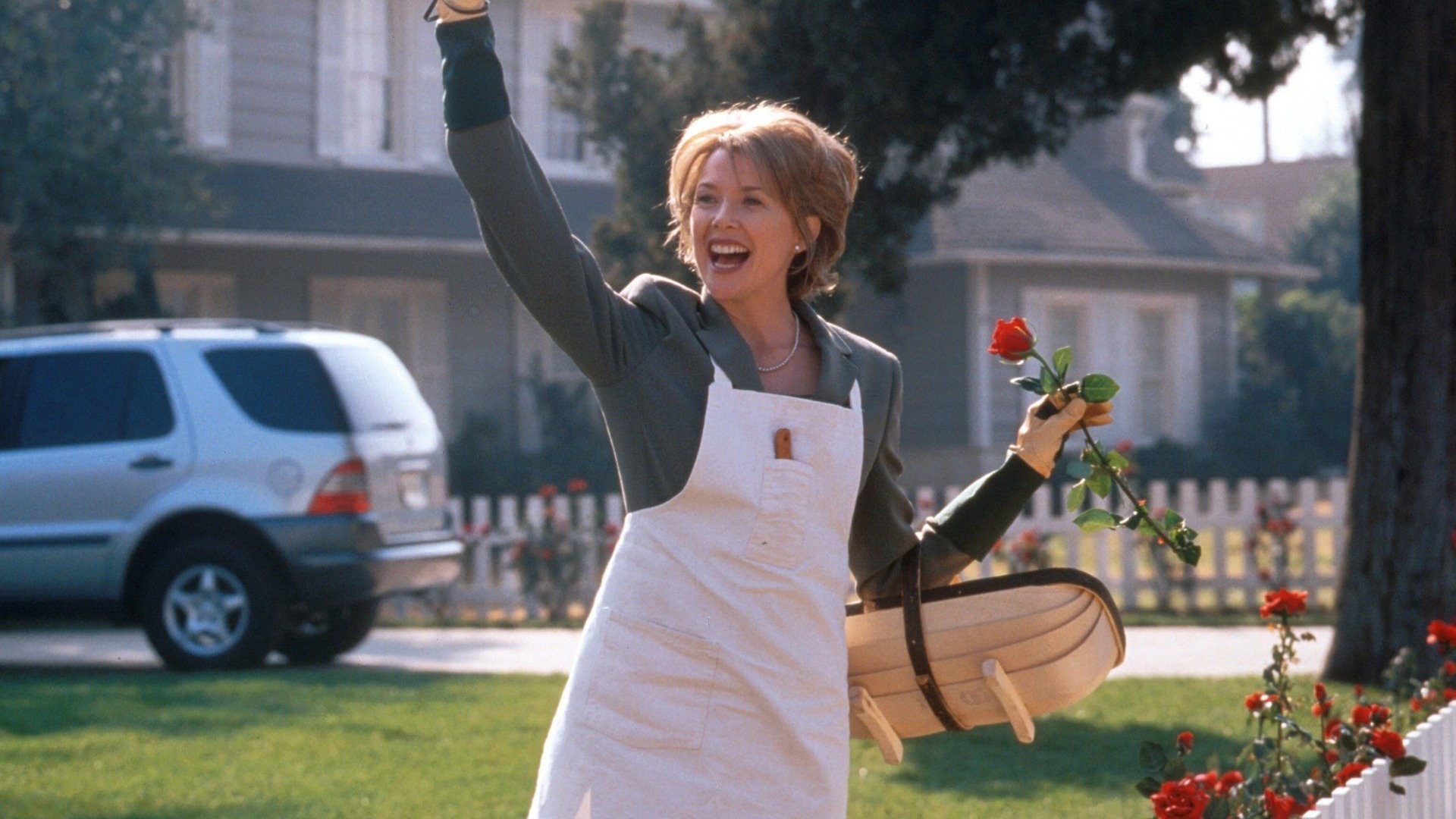영화 아메리칸 뷰티 장면, 정원에서 장미꽃을 들고 환하게 웃는 여성의 모습