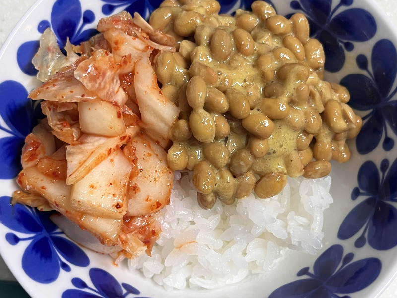 밥 위에 잘 비빈 낫또를 추가해 주세요.