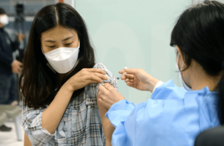 주사를 맞고있는 여성