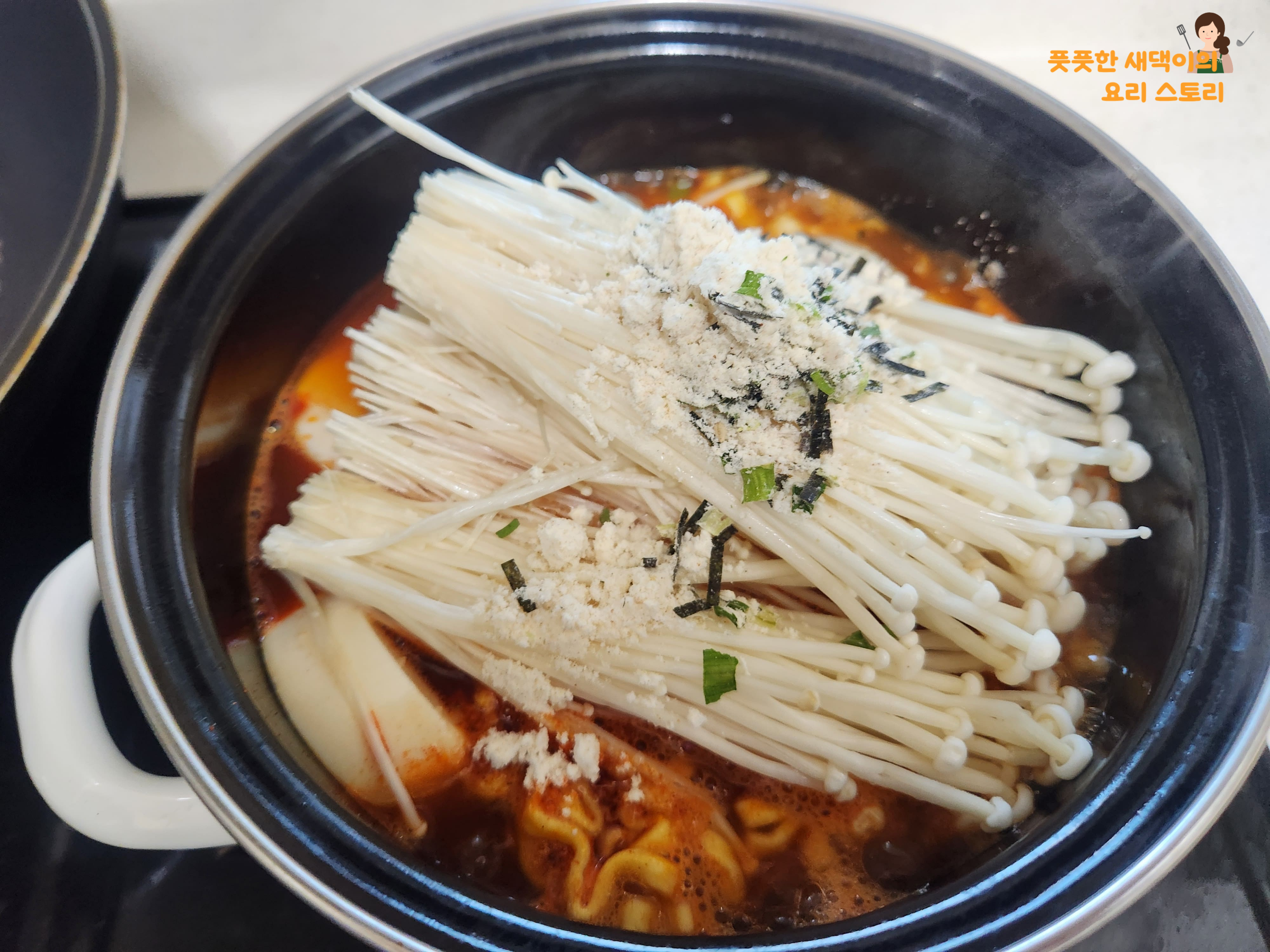 팽이버섯과 분말스프 넣고 젓기