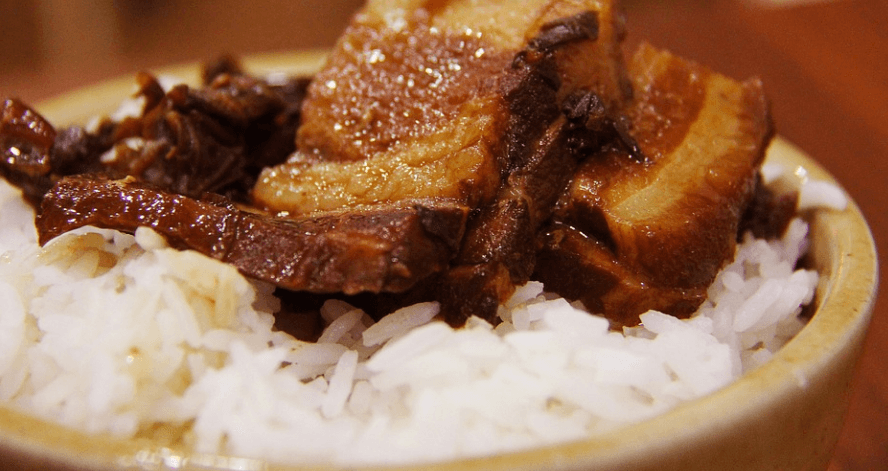 셀레늄이 많은 음식 쌀밥 위에 삼겹살이 올려져 있다