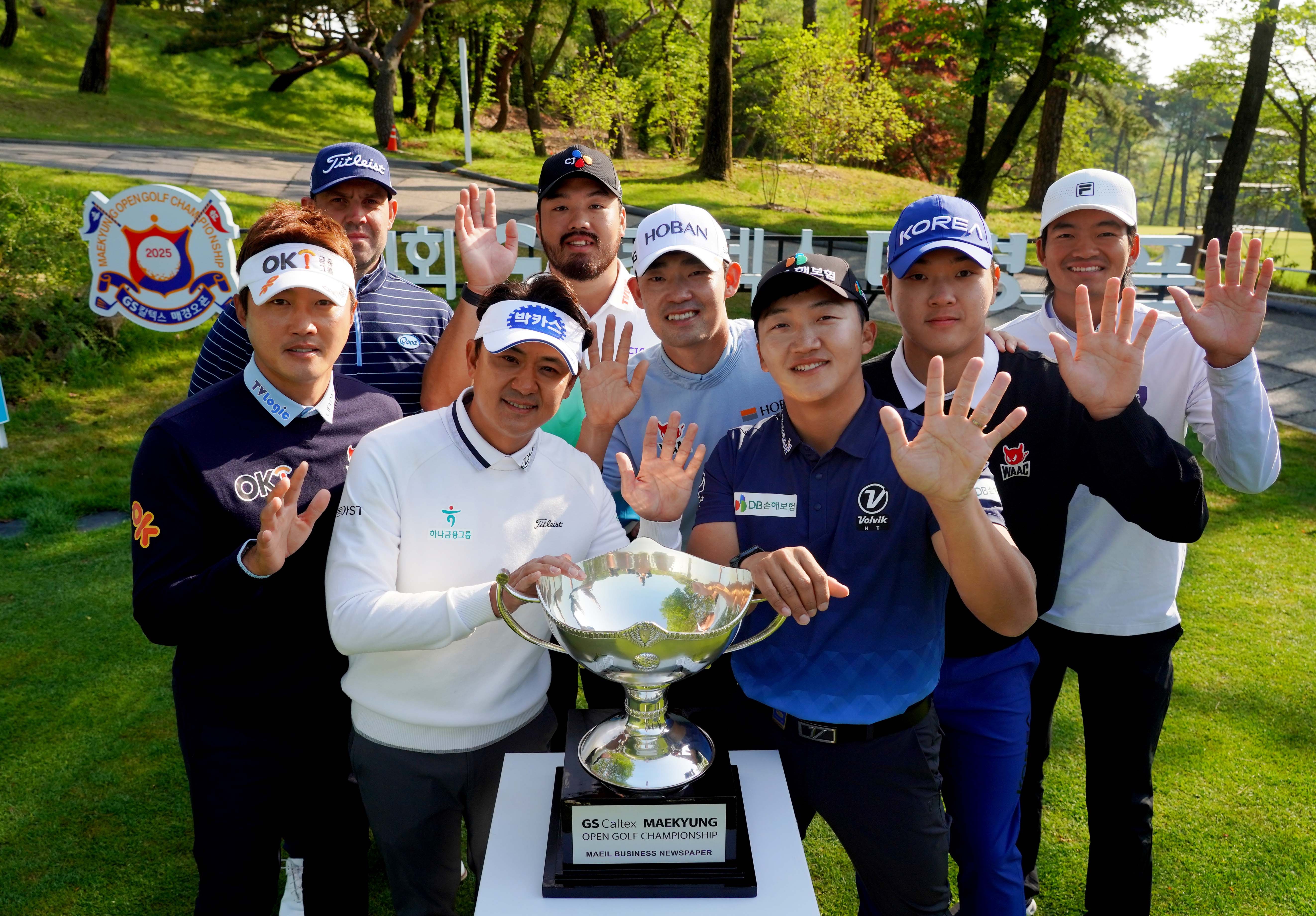 골프 대회 시상식 우승 트로피 선수들 기념 촬영