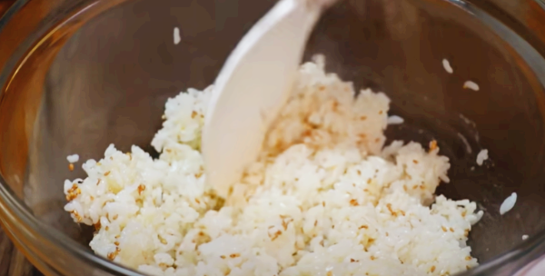 밥알이 으깨지지 않도록 조심스럽게 섞고 있습니다