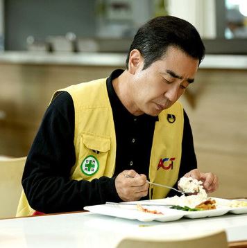 점심 먹고 있는 직장인