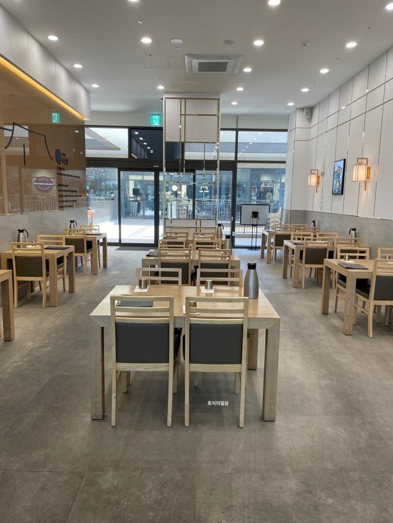 의왕 롯데 타임빌라스 맛집 효종갱 - 넓은 좌석 간격