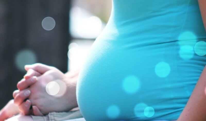 하늘색-티셔츠를-입은-임산부