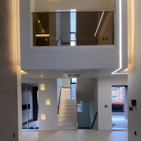 2층으로 올라가는 계단&amp;#44; 너무 럭셔리하다.