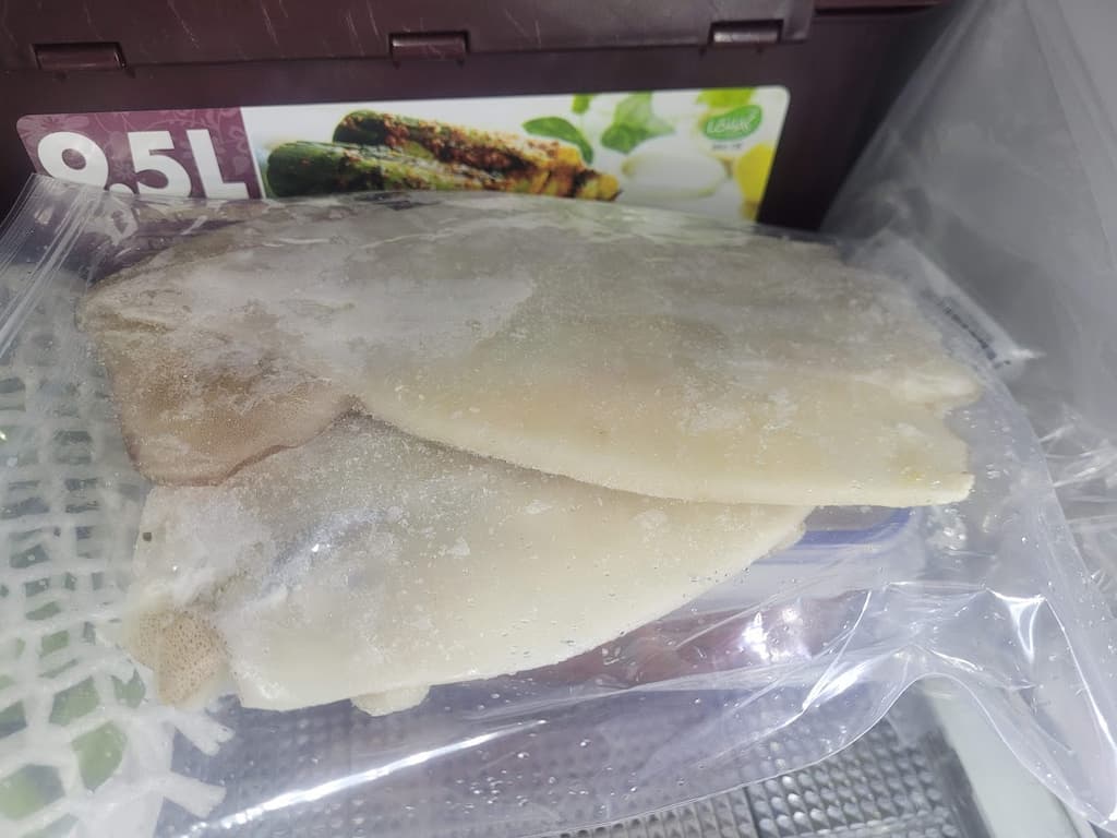 지퍼팩에 담아 냉장실에서 해동 중인 냉동 손질 오징어 상태