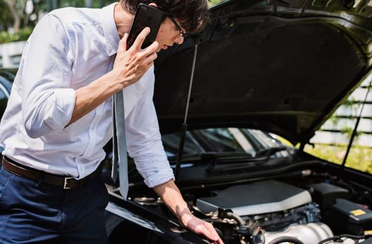 자동차 고장으로 고객센터 전화하는 남자