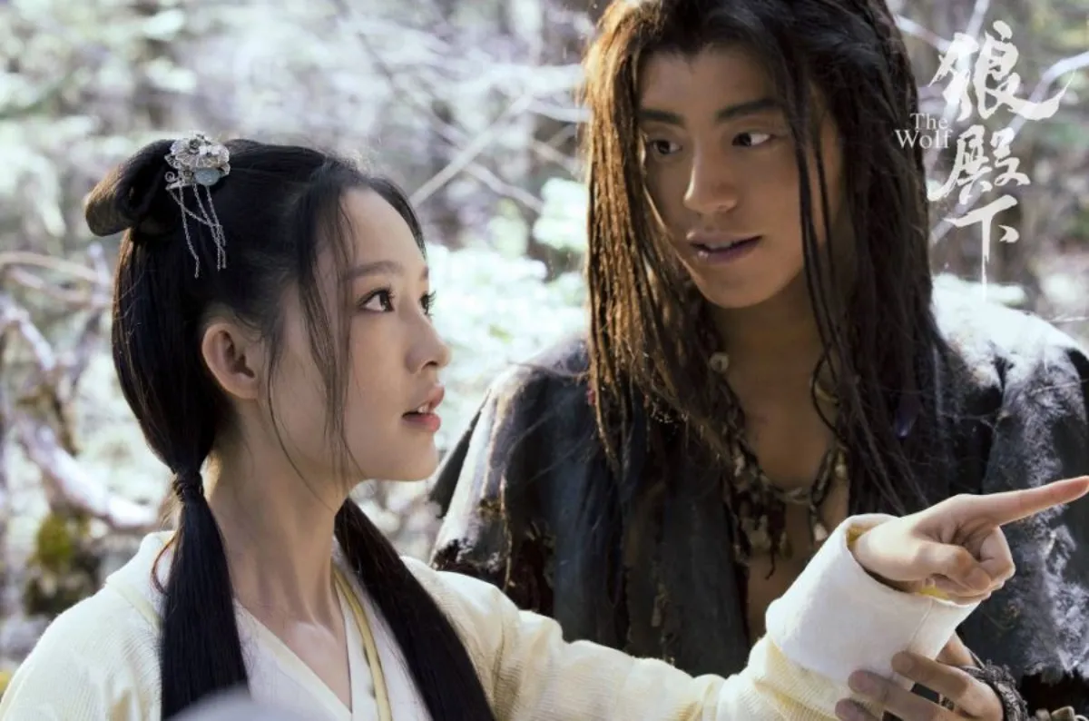 손으로-한곳을-가르키는-마적성을-바라보는-늑대인간