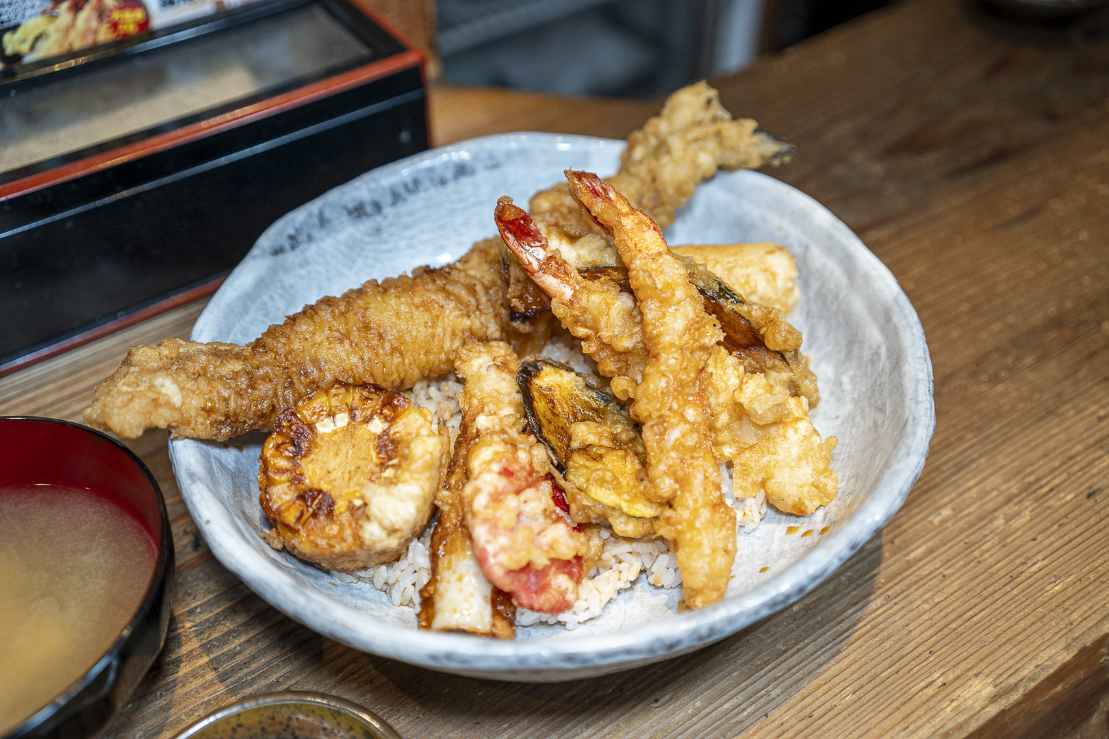 Ichimizen — Nipponbashi: A rice bowl piled high with assorted tempura.