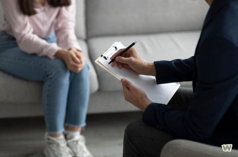 중년기 우울증 전문가 상담을 받고 있는 모습, 정신건강의학과 치료 장면 via canva