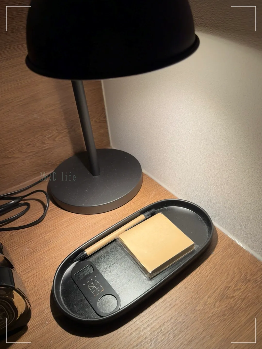 호텔이목-부산-동래-숙소-추천-원목-호텔-조명-메모지