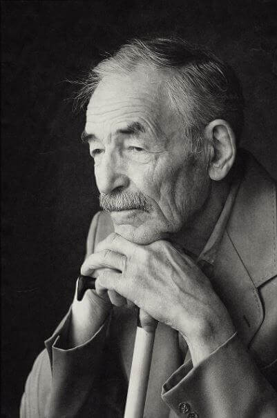 정면을 바라보고 있는 할아버지