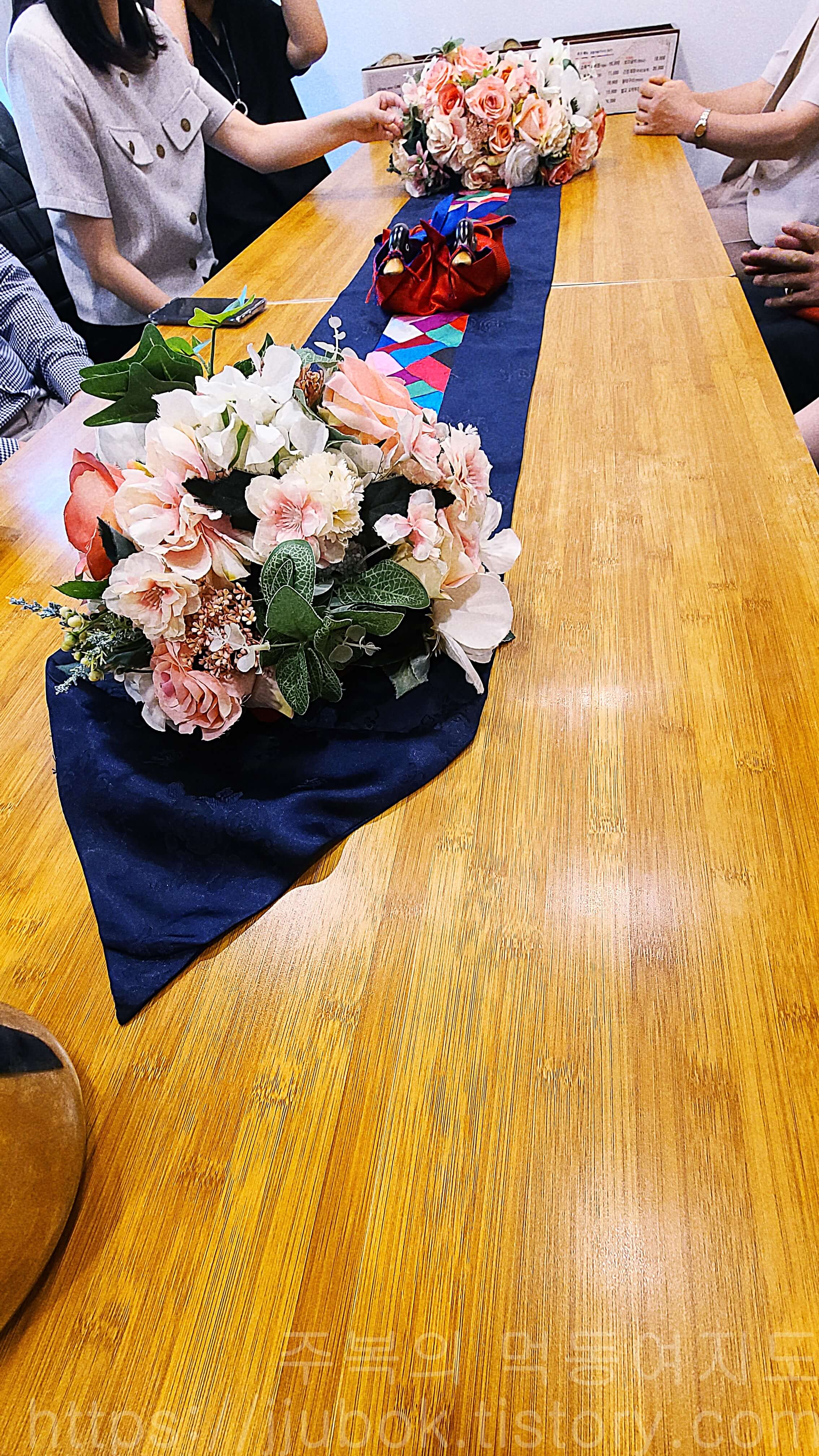 거궁-룸-테이블