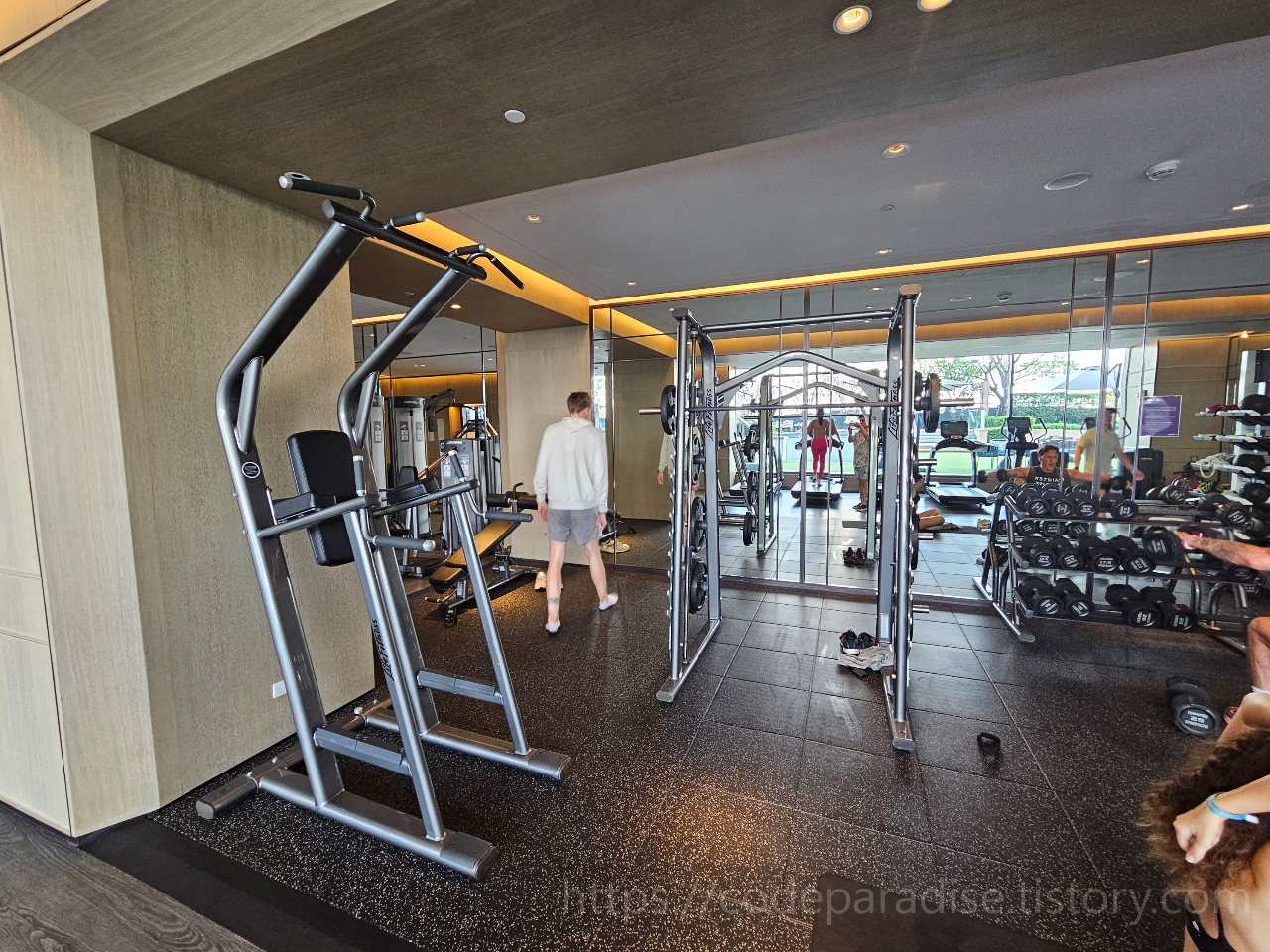 ํธํ
์ฌ์ง