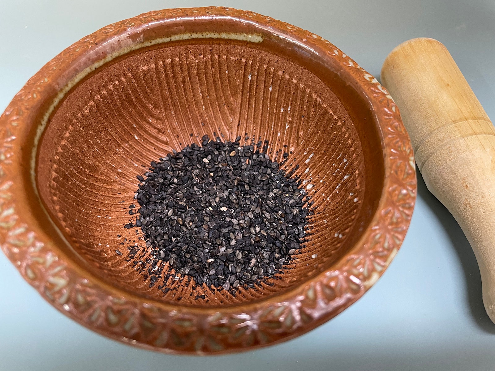 집에서 흑임자 라떼 만들기 - 흑임자 절구에 갈기