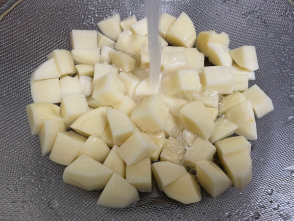 감자를 깍둑썰기 해서 헹구기