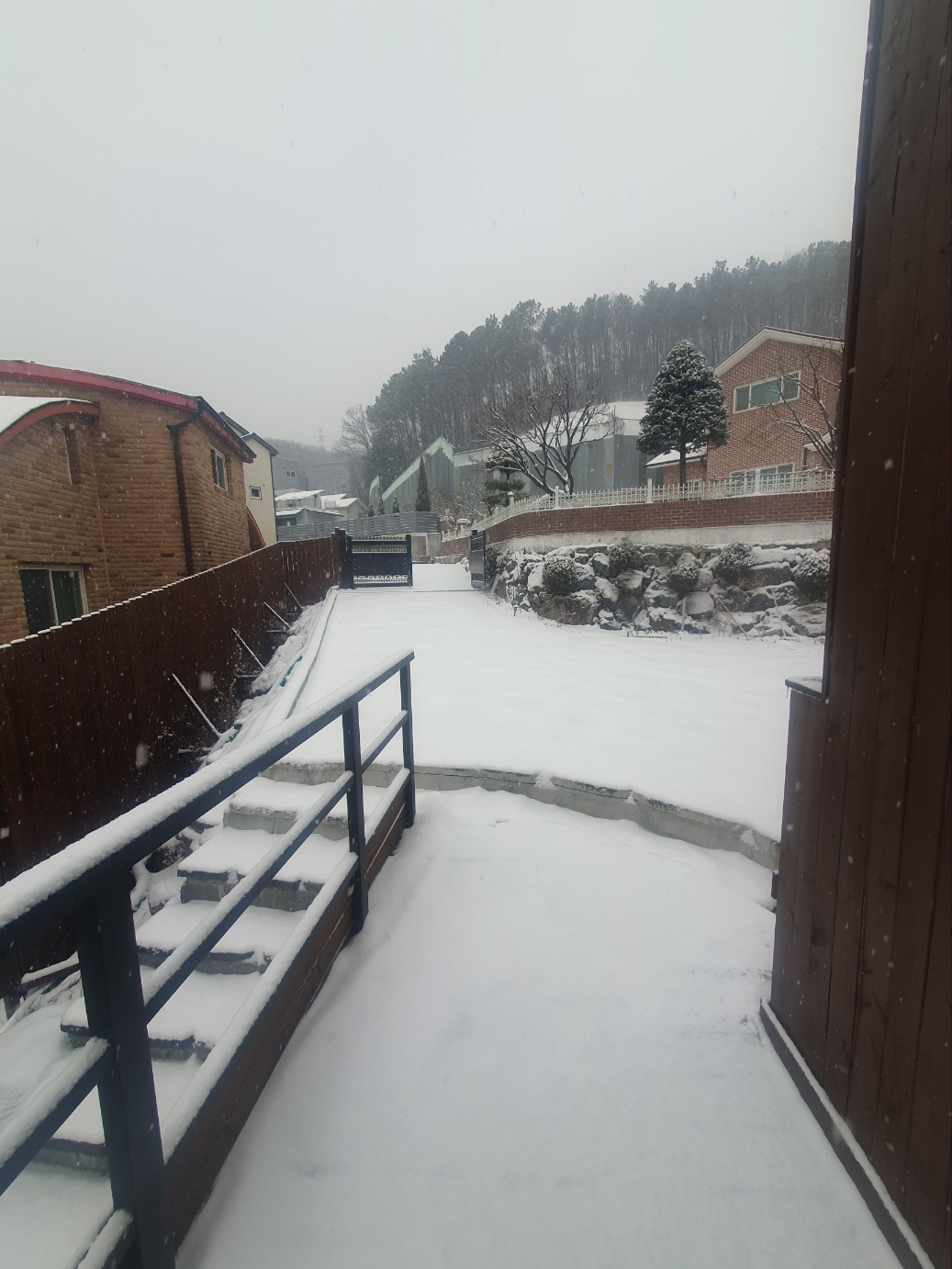 눈_쌓인_전원주택_집_앞의_전경사진