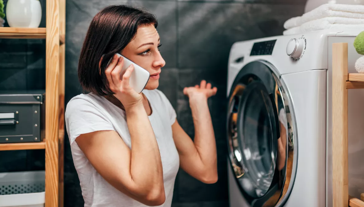 세탁기 고장으로 연락하는 여성