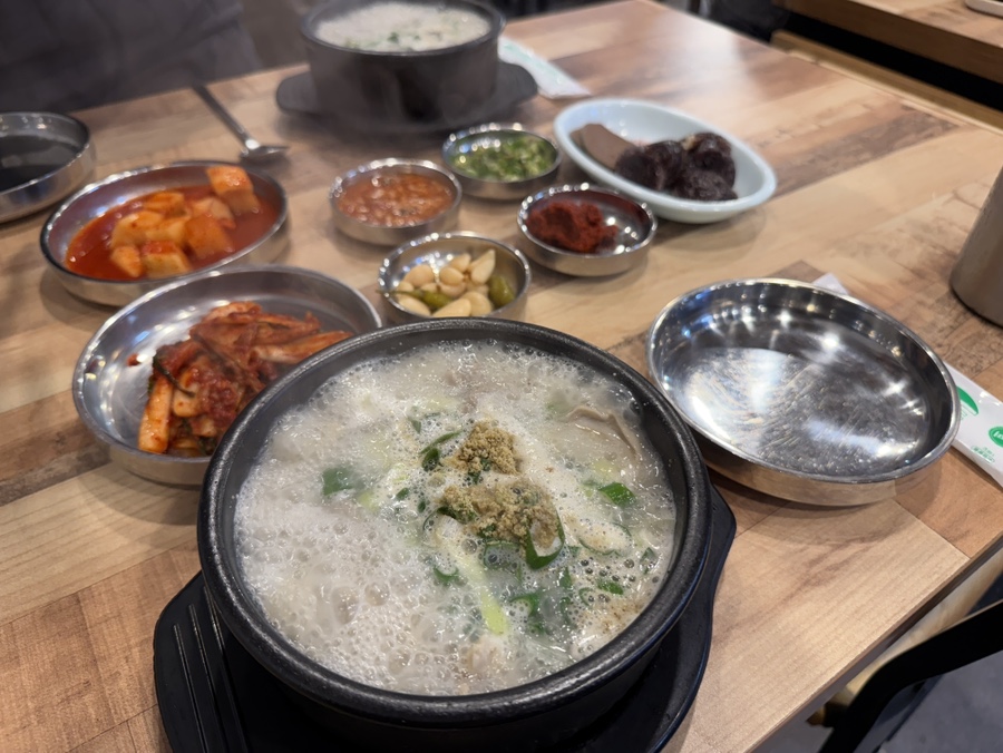 용인 중앙시장 시장순대 순대국밥과 깍두기, 김치 등 기본 밑반찬이 함께 차려진 한상 상차림 모습