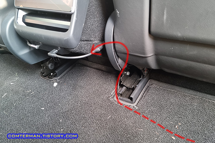 테슬라 모델3 하이랜드 후방 블랙박스 배선 바닥 매트 통과